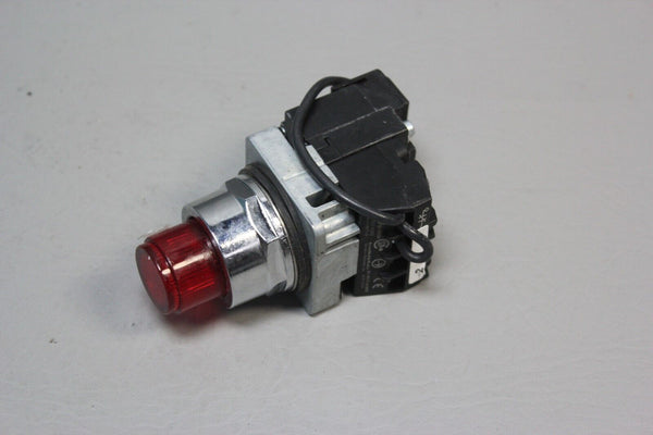 NEW SIEMENS ILLUMINATED PUSH BUTTON SWITCH RED 30MM OIL TIGHT 52PT6G2A