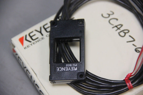 NEW KEYENCE OPTICAL PASSAGE SENSOR & AMPLIFIER PG-602 PG-610