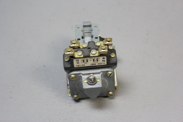 UNUSED SQUARE D PNEUMATIC TIMING RELAY  9050A010D