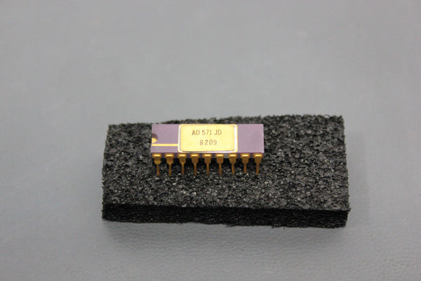  ANALOG DEVICES 10 BIT A/D CONVERTER AD571JD PURPLE/GOLD   (S18-T-30A)